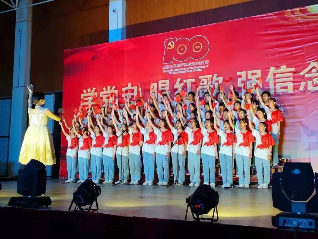 姐姐23岁妹妹22岁弟弟20岁我们三个手牵手挽胳膊在一起玩她们的闺蜜和女同学还不乐意为什么啊？游戏画面